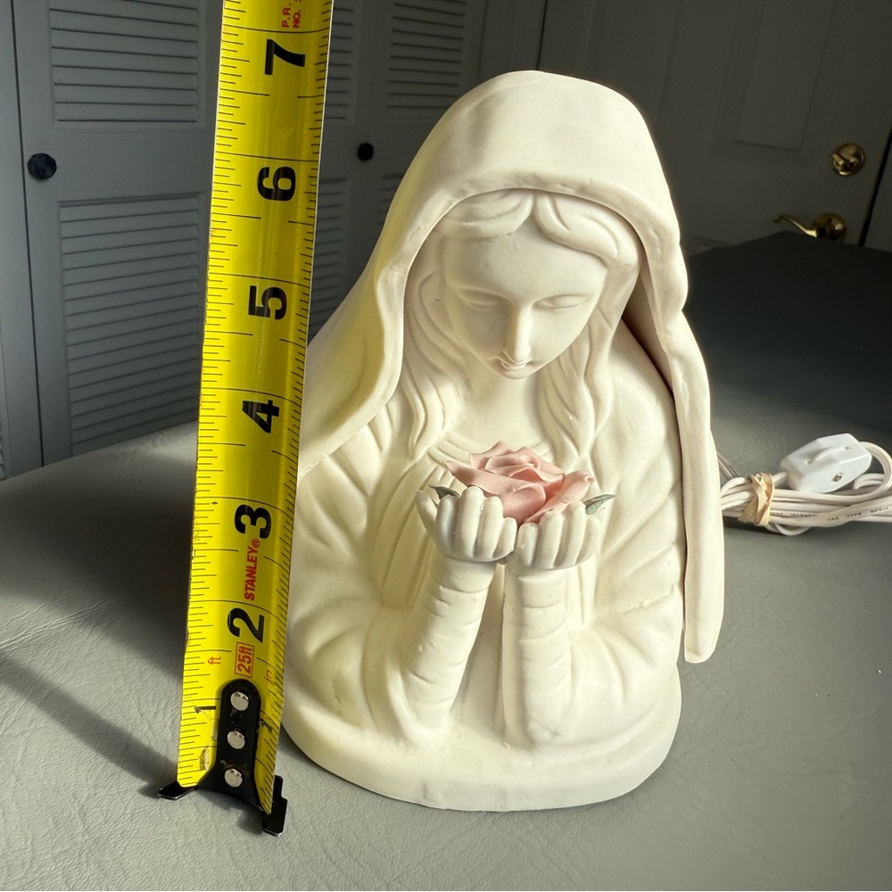 Vintage Mary / Madonna Elegant Figurine - Lighted Night Light / Lamp - Picture 16 of 17